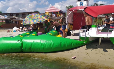 Било об воду на шаленій швидкості: на атракціоні у Залізному Порту чоловік зламав шию