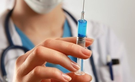 Чи можна вакцинувати дітей і дорослих під час пандемії COVID-19: роз’яснення