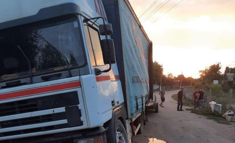 Охочий покататися на чужих автівках прихопив ще й бочки з медом