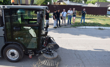 Переяславським комунальникам сподобалася машина для прибирання Karcher. Чи куплять її?