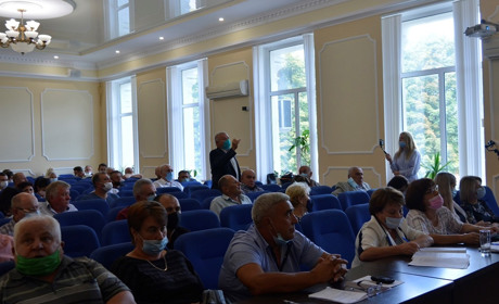 З емоціями та суперечками: депутати затвердили на посаді директора лікарні Олександра Шаповала
