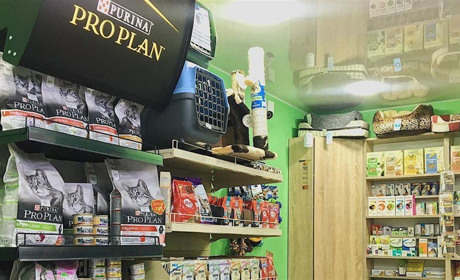 У Конотопі відкрилася ветаптека «Зоолюкс». Можна придбати корма, одяг та іграшки