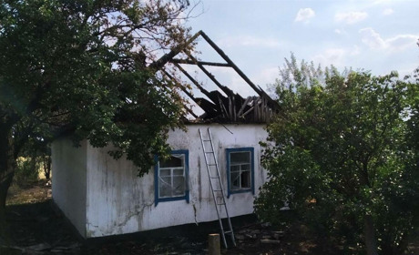 У Гуляйпільському районі згорів дах будинку. Попередня причина пожежі – випалювання трави
