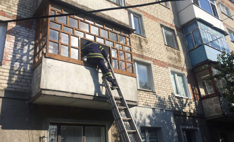 Старокостянтинівські рятувальники знайшли в квартирі тіло 81-річної жінки