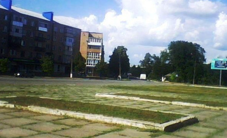 Сесія скасувала рішення виконкому про плити на Борисоглібській площі 