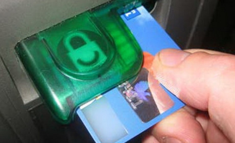 Житель Лужан зняв потайки кошти з банківської картки дідуся. Дід звернувся у поліцію