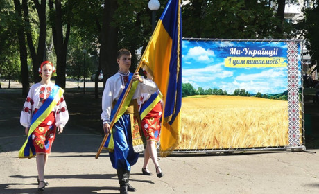 Фото дня: лозівчани почали святкувати День прапора та незалежності України