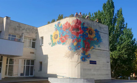 Найбільша вишиванка України на фасаді будинку культури: у Скадовську готуються до свята