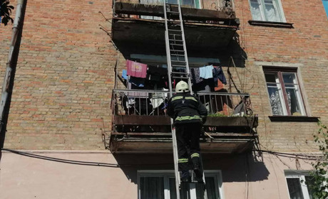 Літня жінка впала біля дверей власної квартири і не могла підвестися. Викликали рятувальників