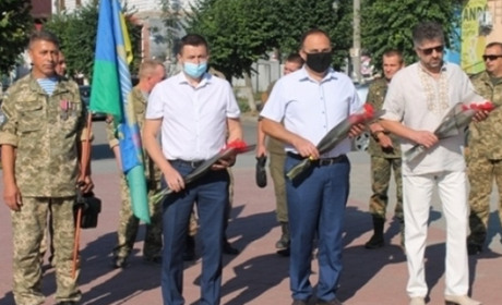 В Барі на День Державного Прапора відбулася церемонія його підняття