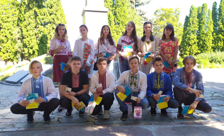 У Мені підняли прапор та вручили паспорти школярам