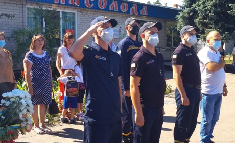 День Державного Прапора відзначили в Нижніх Сірогозах. Через COVID-19 святкували скромно 