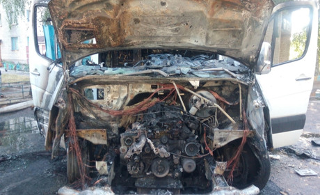 Вогонь пошкодив сусіднє авто: у Новограді горів Mercedes