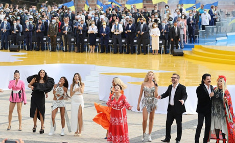 Одягніть, будь ласка, Тіну Кароль