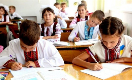 Зібрати в школу першачків батькам допоможуть політики і благодійники