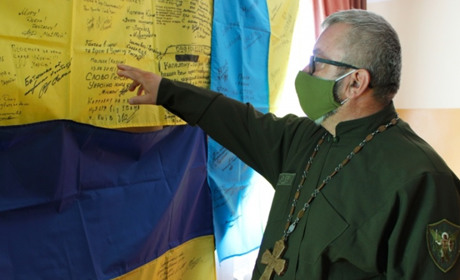 Херсонський священник зібрав колекцію у понад 80 прапорів України. Як їх побачити і звідки вони