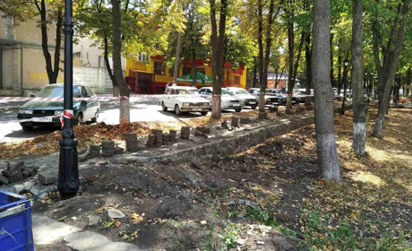 У волноваському центральному сквері демонтують старе покриття: фотофакт