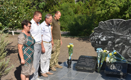 День пам’яті захисників України, які загинули в АТО вшанували в Нижніх Сірогозах