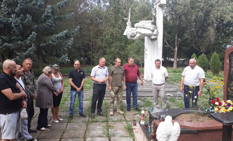 29 серпня - День захисників. Могили героїв з Кіцманщини відвідали керівники району і волонтери