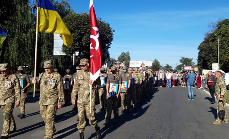 Пам'ятаємо загиблих, шануємо живих: у Старокостянтинові відбулася загальноміська хода пам'яті