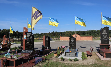 Жовтогарячий соняшник у пантеоні загиблих в АТО червоноградців у День пам'яті захисників України