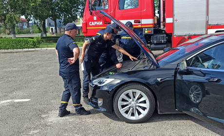Сарненські пожежники досліджували електрокар TESLA  