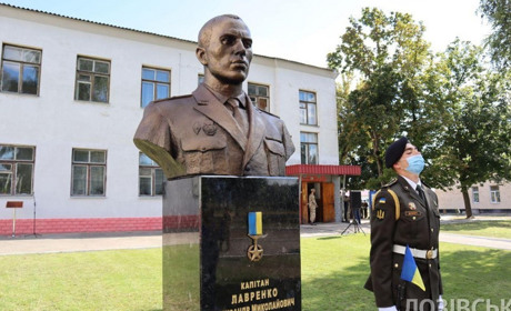 В інституті танкових військ встановили погруддя Героя України, лозівчанина Олександра Лавренка