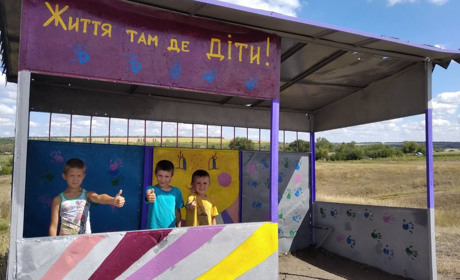 Троїчани власноруч відремонтували автобусну зупинку для школярів