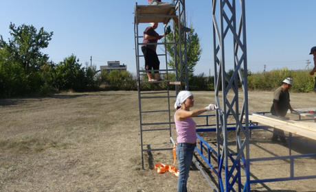 Бабичани встановили у селі концертну сцену