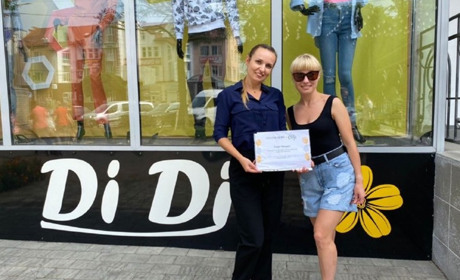 Фотозвіт: переможці фотоконкурсу  «Літній відпочинок в українських Карпатах» отримують подарунки 