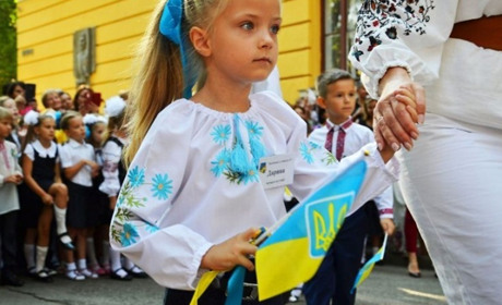 Окремі входи, дистанція та міні-лінійки: як пройшло 1 вересня у школах Новограда