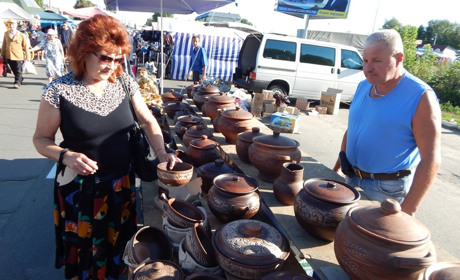 Глиняний посуд привіз на торги до Переяслава аж із Слов'янська. Репортаж з базару