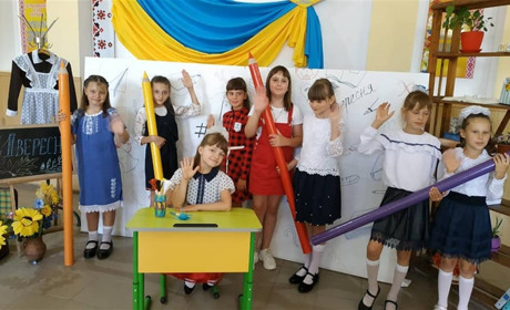 Барські школярі відзначили 1 вересня без традиційних лінійок, але святково: фото з соцмереж