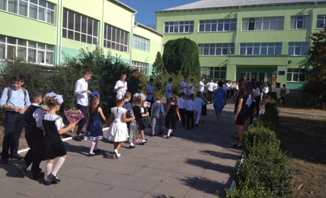 Першачки пішли до школи без тат і мам – їх завели до класів їхні вчительки