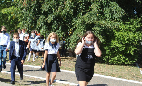 Троїцькі школярі запасаються масками, а вчителі готові давати уроки, як онлайн, так і офлайн