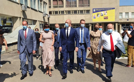 У сусідів: про візит прем'єр-міністра, новий навчальний рік та семирічного героя