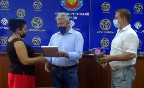 На Сірогозщині вітали бізнесменів. У вузькому колі, але з грамотами, подяками і квітами