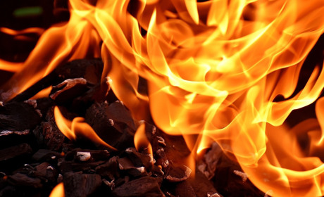 В селі Леонівка, що на Кагарличчині, вогонь пошкодив сарай та знищив сіно