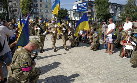 Прощання з героєм. У Добропіллі проводили в останню путь загиблого бійця ЗСУ Володимира Хоменко