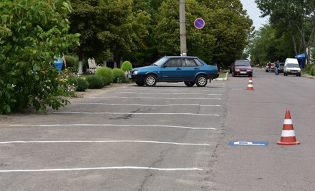 В центрі Нижніх Сірогоз облаштували стоянку для автівок. Чи вирішить це проблеми з паркуванням?