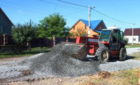  Вирівняли ґрунт: де в Сарнах грейдерували дороги