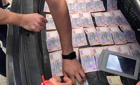 Луганська прокуратура викрила і затримала "на гарячому" чиновника-хабарника 