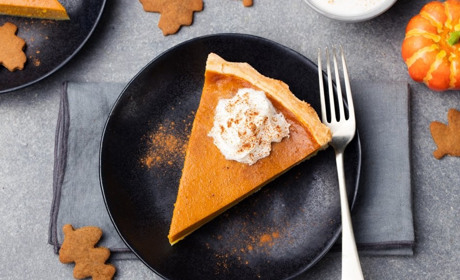 Осіння випічка: шоколадний пиріг з гарбузом, яблуками та родзинками