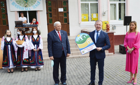 Шипинці — краще село Буковини. Голова ОДА вручив відзнаку старості села