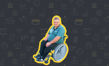 Із шишками, намистинами і камінцями: спортсмен-тенісист із Первомайська створює унікальні пляшки