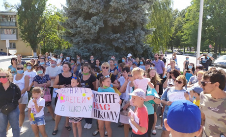 В Измаиле состоялся митинг против дистанционного обучения в школах (видео)
