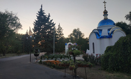 В Никополе облагородили территорию около часовни св. Петра и Февронии