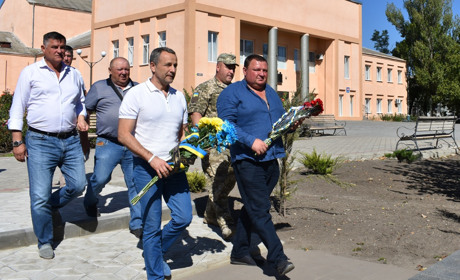 Волонтери і військові вшанували пам'ять сірогозців, які загинули в АТО: квіти, салют, почесна варта