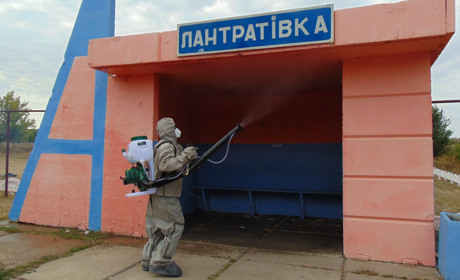 Надзвичайники дезінфікують місця загального користування, щоб убезпечити троїчан від COVID-19