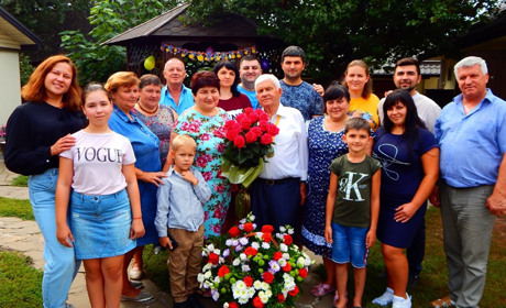 Петро Білогруд із Горбанів освоїв інтернет, грає в більярд та гарно співає. Йому 85